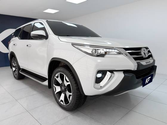 TOYOTA HILUX SW4 2.8 SRX DIAMOND 4X4 7 LUGARES 16V TURBO INTERCOOLER DIESEL 4P AUTOMÁTICO